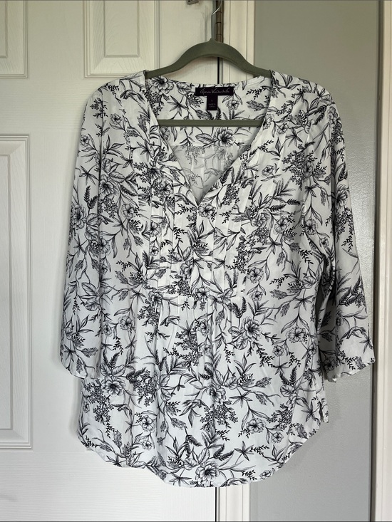 Gloria Vanderbilt Tops - Gloria Vanderbilt White and Black Floral V-Neck Blouse size L